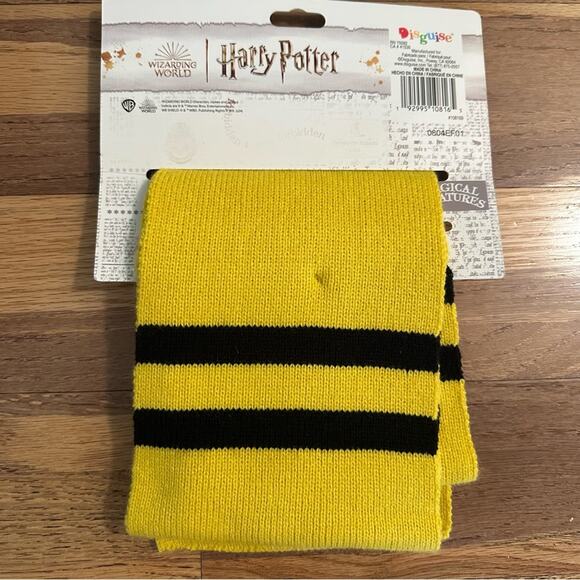 NEW!! Harry Potter HUFFLEPUFF Scarf, Adult OS - Picture 6 of 7
